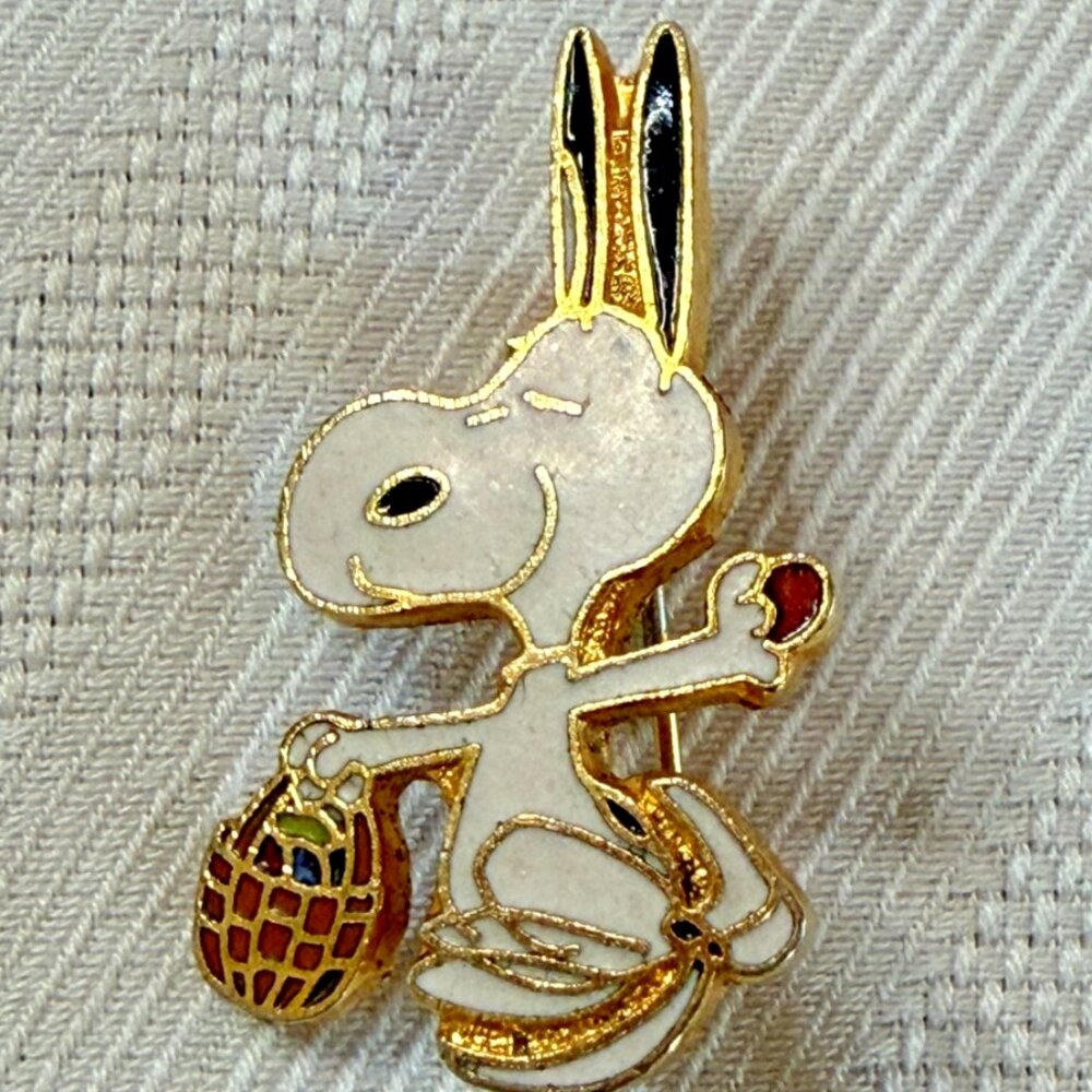 Vintage Peanuts Snoopy Collectible Enamel pin / Snoopy dancing easter Beagle